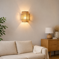 Applique murale en rotin allumée installée dans un salon scandinave avec canapé beige et meuble en bois