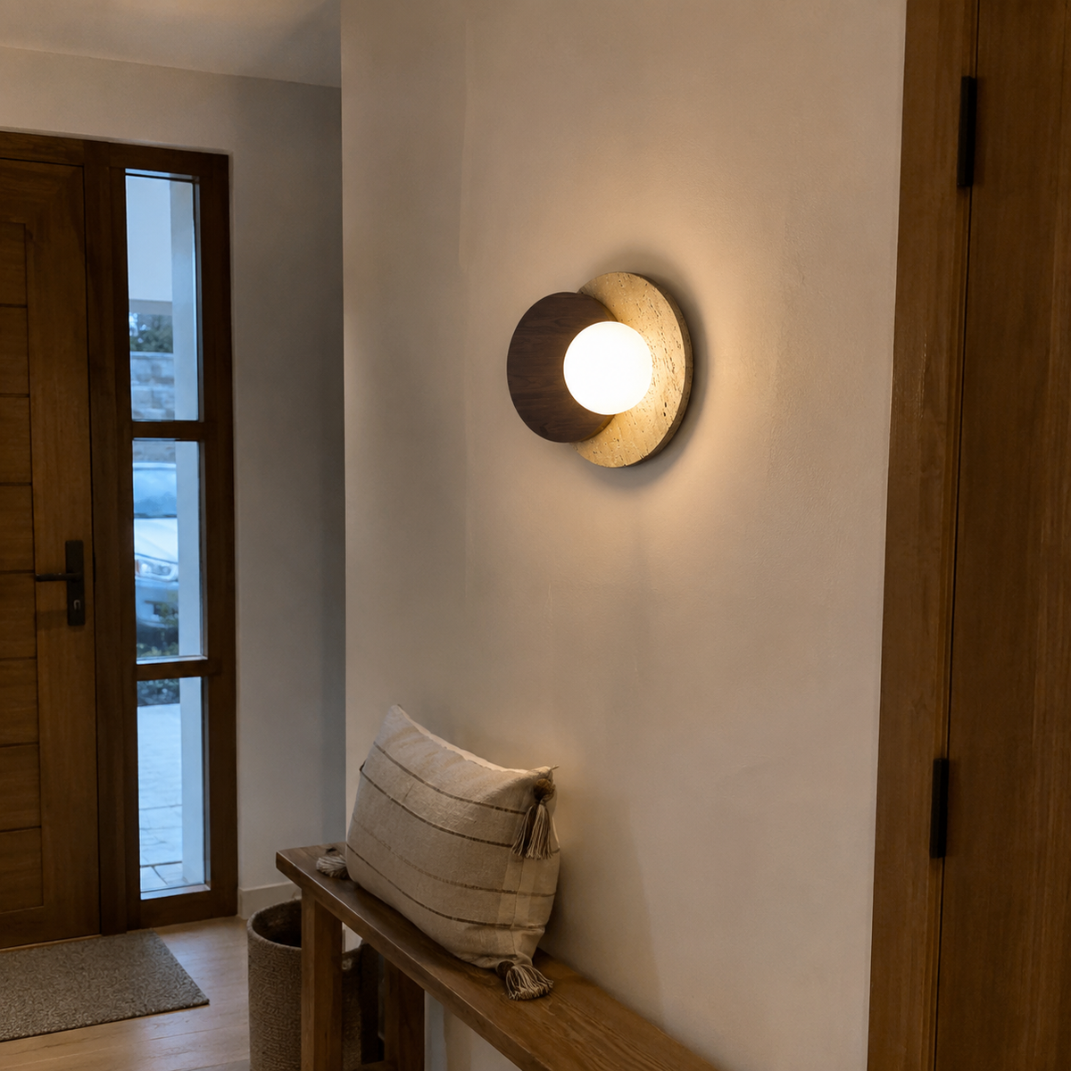 Applique murale design en travertin et bois installée dans une entrée de maison moderne avec éclairage LED chaleureux. Image
