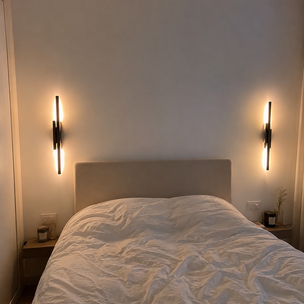 Chambre moderne avec deux appliques murales LED noires installées de chaque côté du lit, éclairage d'ambiance chaleureux et décoration minimaliste. Image