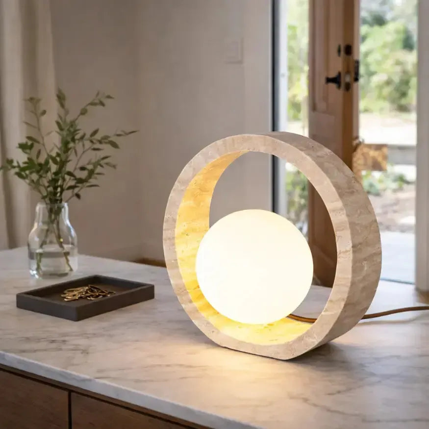 Lampe design sculptural en travertin naturel | Noctura