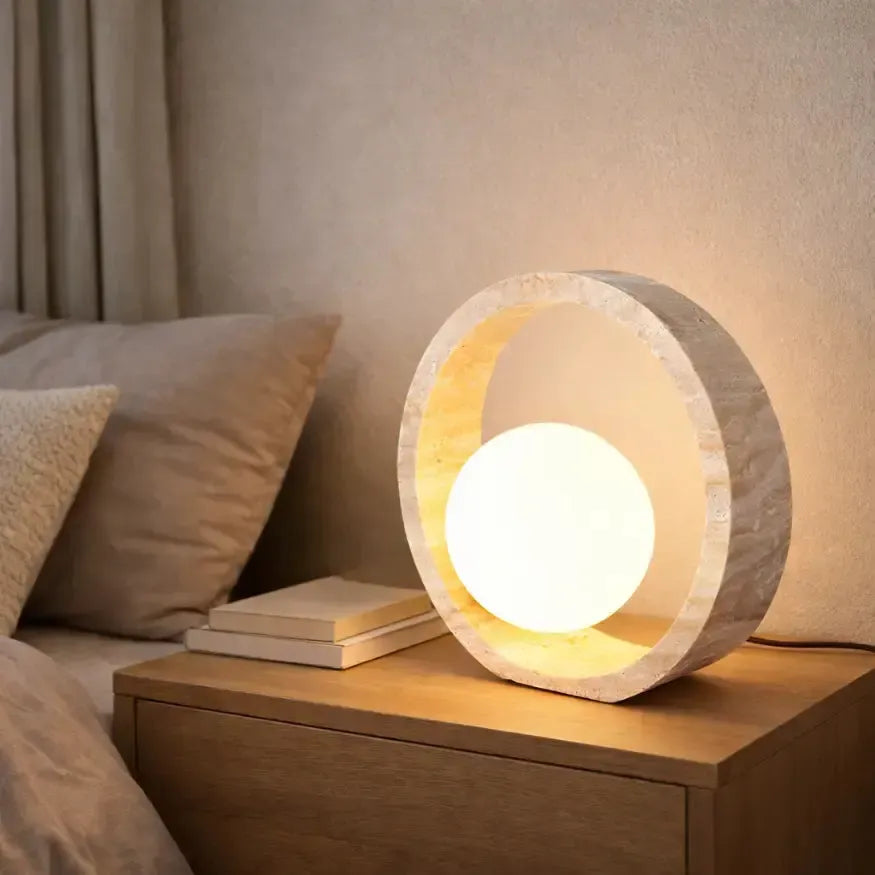 Lampe design sculptural en travertin naturel | Noctura