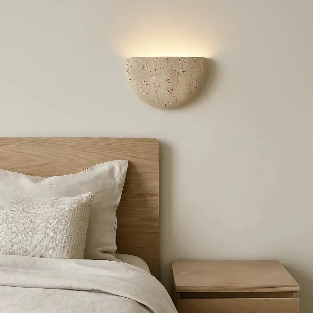 Applique murale design demi-lune en travertin | Unami