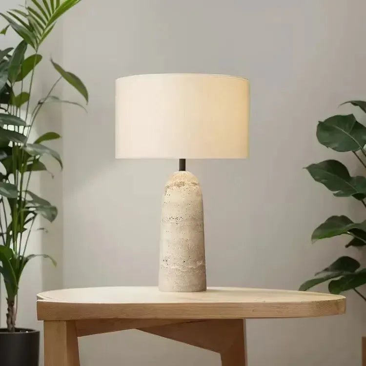 Lampe moderne en travertin & tissu | Omiu - LuminaSeat