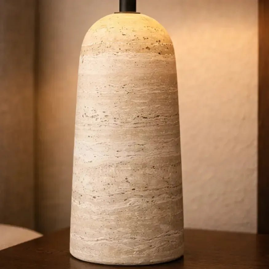 Lampe moderne en travertin & tissu | Omiu - LuminaSeat